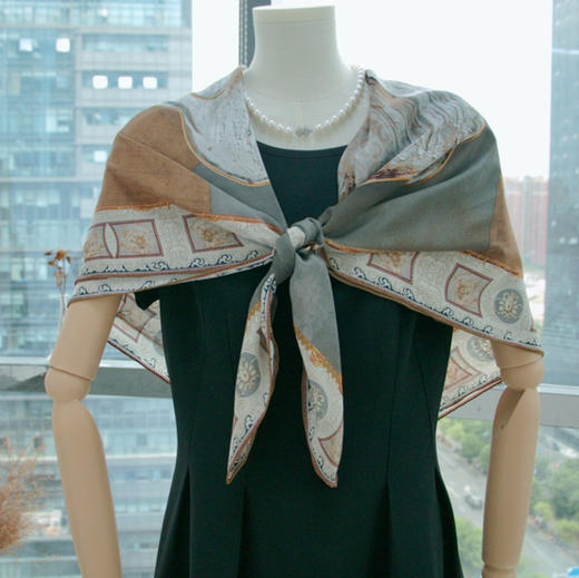 【甄珠贝·花卉系列】110*110cm纯真丝鸢尾花丝巾和花束淡水珍珠礼盒套装 商品图5