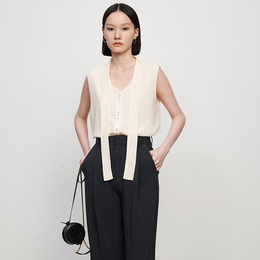 IN AND ON21210夏季新款设计感丝滑飘带衬衫女V领丝质无袖背心上衣 商品图5