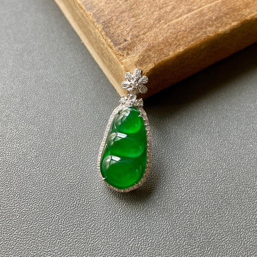高冰种阳绿翡翠福豆18k白金钻石镶嵌 商品图0