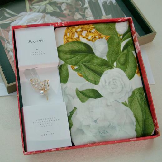 【甄珠贝·花卉系列】110*110cm纯真丝鸢尾花丝巾和花束淡水珍珠礼盒套装 商品图6