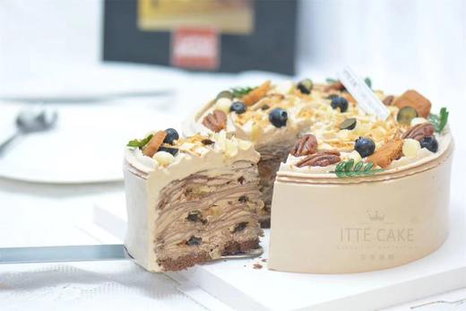 【坚果巧克力千层】在巧克力班戟一片一片的层层叠叠之中，是坚果隐藏在融入巧克力的动物奶油之中，进入口中才能体验到仅凭观察无法感受到的“嘎嘣脆”~ 醇香丝滑的巧克力奶油与坚果带来味蕾的奇妙碰撞~ 商品图1