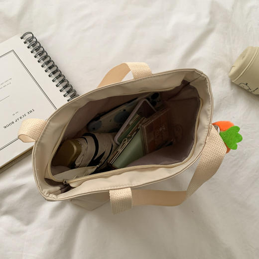 新款尼龙包包女上架啦！时尚学生挎包，小方包简约单肩，搭配街头风格，气场全开！学生休闲必备，实用耐用又时尚，精致设计，成熟大气，质感上乘，百搭搭配不出错！ 商品图4