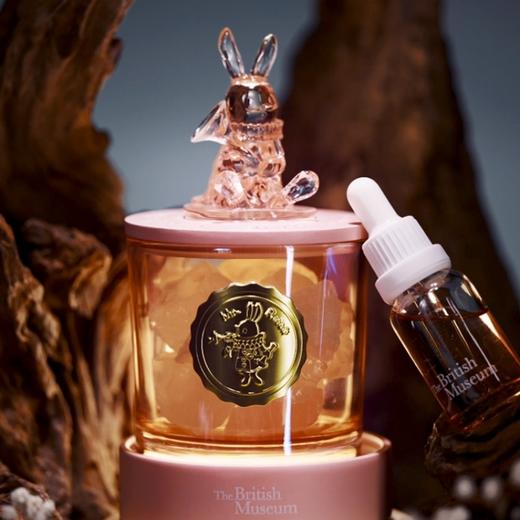 大英博物馆爱丽丝漫游奇境系列 怀表兔【假日出桃】无火香氛晶石香薰灯摆件礼盒 商品图2