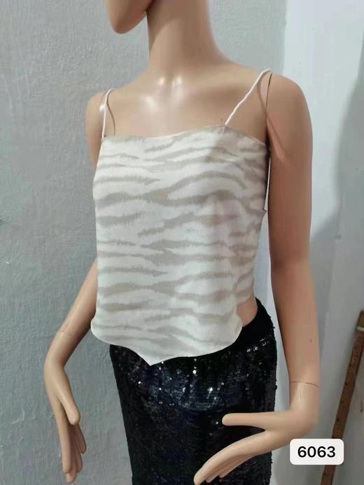 新款2023新潮设计感不规则露背系带肚兜小吊带背心内搭无袖碎花打底上衣女夏季 商品图9