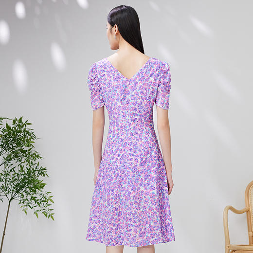 EITIE爱特爱夏款新品优雅V领显瘦高腰舒适泡泡袖印花连衣裙7007753 商品图4