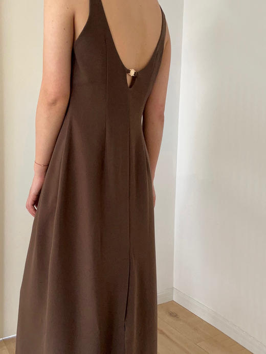 Viktoria Chan | SS23103 Tine U neck dress [ U领无袖连衣裙 棕 ] 商品图1