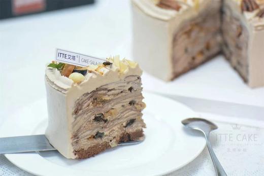 【坚果巧克力千层】在巧克力班戟一片一片的层层叠叠之中，是坚果隐藏在融入巧克力的动物奶油之中，进入口中才能体验到仅凭观察无法感受到的“嘎嘣脆”~ 醇香丝滑的巧克力奶油与坚果带来味蕾的奇妙碰撞~ 商品图2