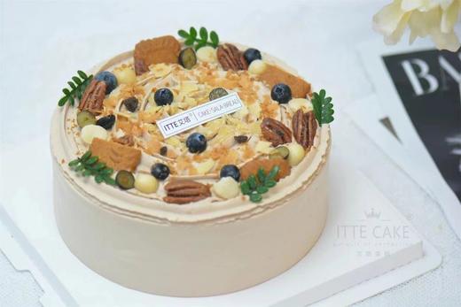 【坚果巧克力千层】在巧克力班戟一片一片的层层叠叠之中，是坚果隐藏在融入巧克力的动物奶油之中，进入口中才能体验到仅凭观察无法感受到的“嘎嘣脆”~ 醇香丝滑的巧克力奶油与坚果带来味蕾的奇妙碰撞~ 商品图0