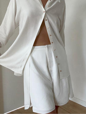 Viktoria Chan | SS23005 Stina flowy shorts [ 短裤 黑 / 白 ]