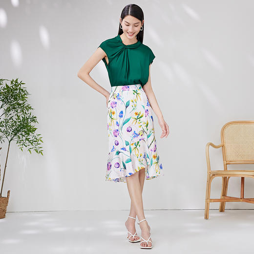 EITIE爱特爱夏季新款简约大方不规则裙摆印花半身裙7006712 商品图3