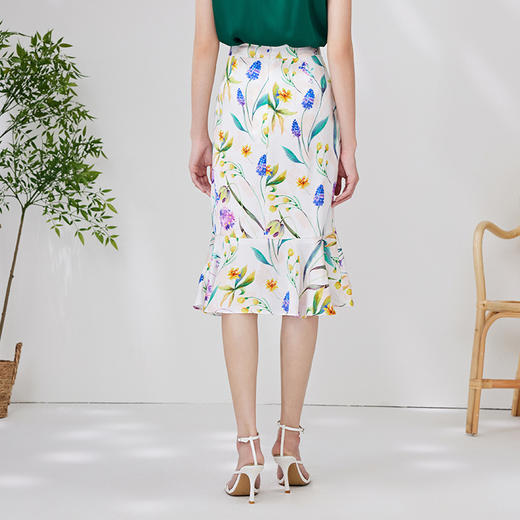 EITIE爱特爱夏季新款简约大方不规则裙摆印花半身裙7006712 商品图4