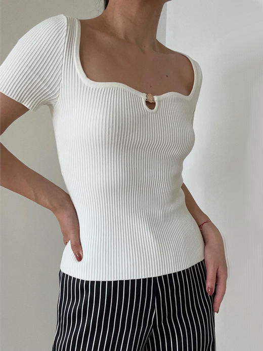 Viktoria Chan | SS23114 Tine short sleeve knit [针织短袖上衣 黑 / 白 ] 商品图14