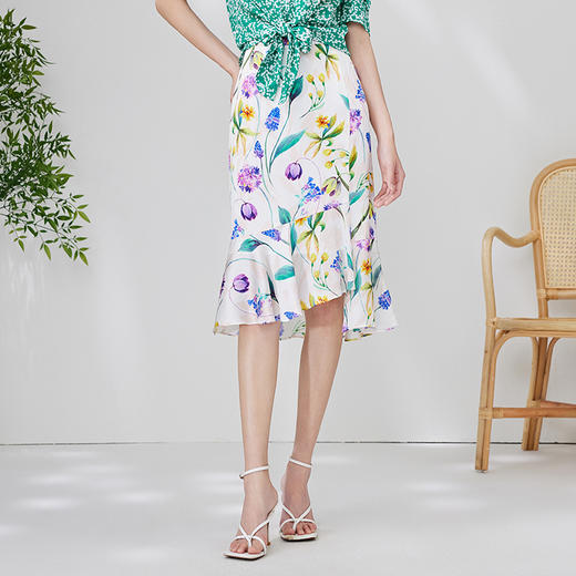 EITIE爱特爱夏季新款简约大方不规则裙摆印花半身裙7006712 商品图1