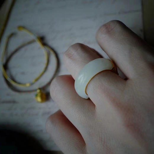 龢盒原创 半城烟云半城锦-白玉忍冬纹古典戒指 商品图6