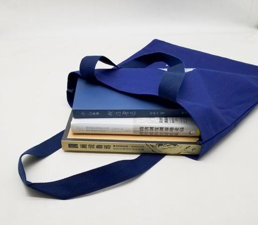 帆布袋：鲁迅语录“从来如此，便对吗？”，规格，340mm*370mm,图案来源：著名版画家刘春杰作品：“勇气”，售价38元。 商品图3