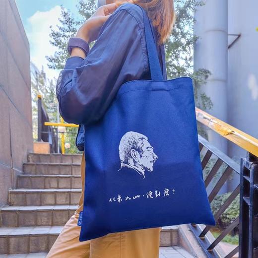 帆布袋：鲁迅语录“从来如此，便对吗？”，规格，340mm*370mm,图案来源：著名版画家刘春杰作品：“勇气”，售价38元。 商品图8