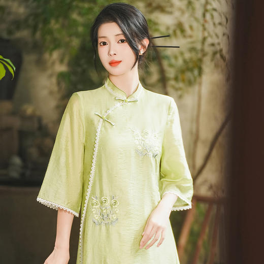 夏季新款，改良旗袍裙半开襟宽松版天丝绣花双层旗袍JLM-3053 商品图5