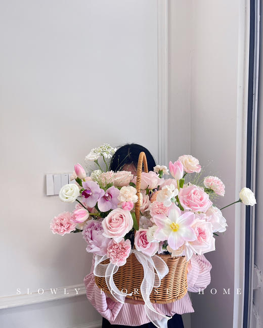 女神流光粉康乃馨花篮 商品图2