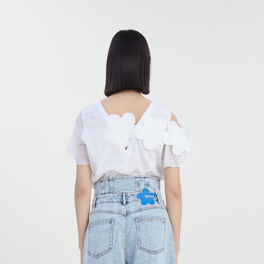 谜底时尚露肩上衣短袖女2023夏款圆领立体花朵装饰衬衫232MS0714 商品图2