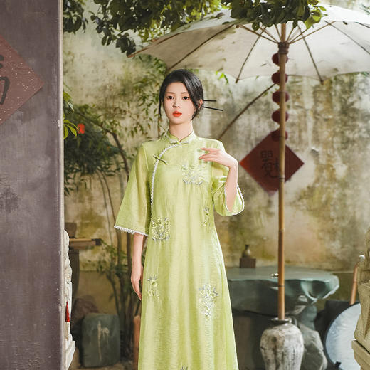 夏季新款，改良旗袍裙半开襟宽松版天丝绣花双层旗袍JLM-3053 商品图2