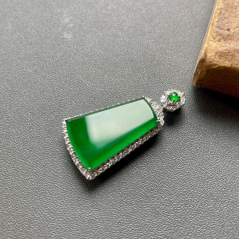 高冰种阳绿翡翠平安无事牌18k白金钻石镶嵌
