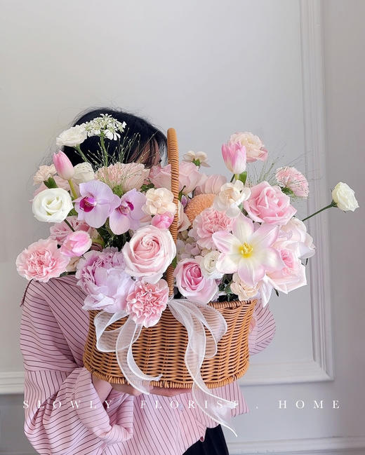女神流光粉康乃馨花篮 商品图3