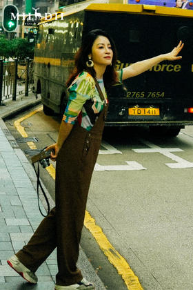 窄窄的电车，穿过高高的世界