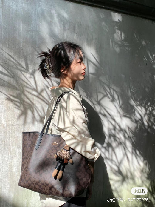 coach经典老花托特 商品图3