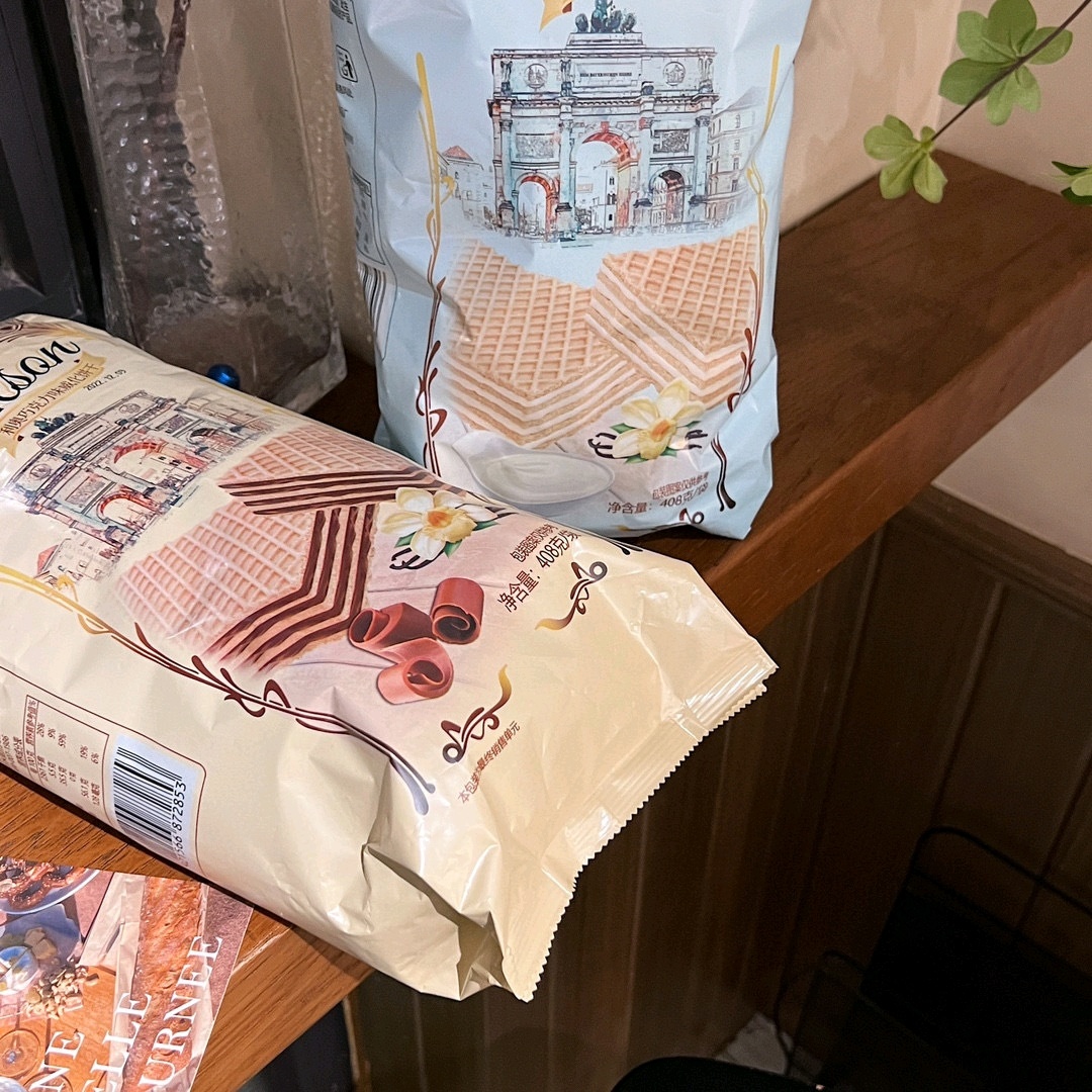 //【淘味熊初鲜威化饼干】💰26.8到手2大包❗️🥛牛奶的香甜和威化饼的香酥🔺三层夹心🔸 进口奶源，全脂乳粉  奥利奥巧克力味、初鲜冰淇淋味❤️ 