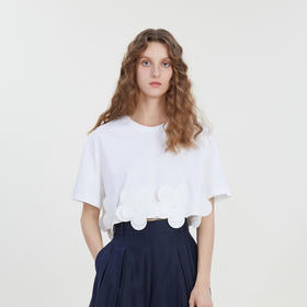 谜底时尚宽松短款T恤女2023夏新款圆领下摆花朵装饰短袖232MT0577