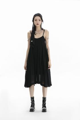 金属肩带压褶链条连衣裙