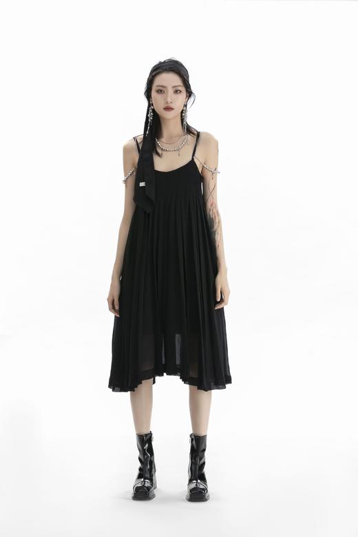 金属肩带压褶链条连衣裙 商品图0