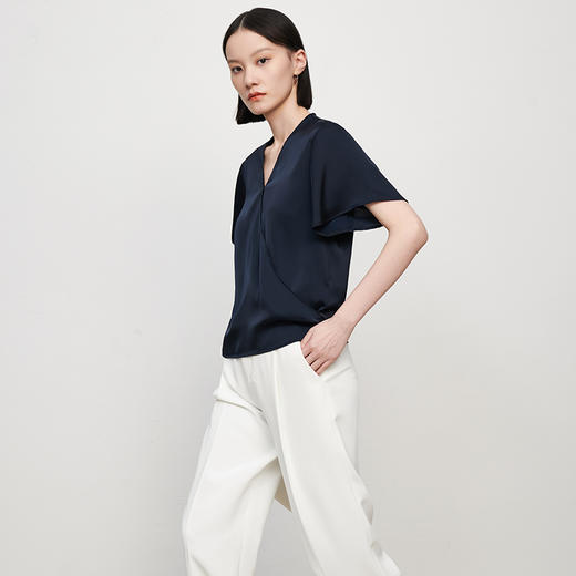 IN AND ON21273夏新款法式丝质V领飞袖上衣女气质简约纯色短袖衬衫 商品图8