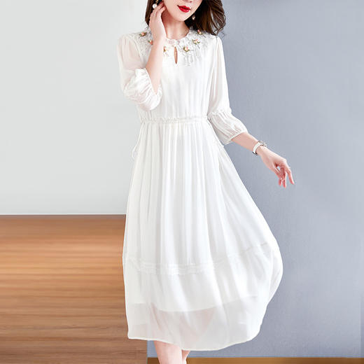 时尚气质，女绣花木耳边年轻款妈妈设计感桑蚕丝轻奢白色真丝连衣裙KQN-82399539 商品图0