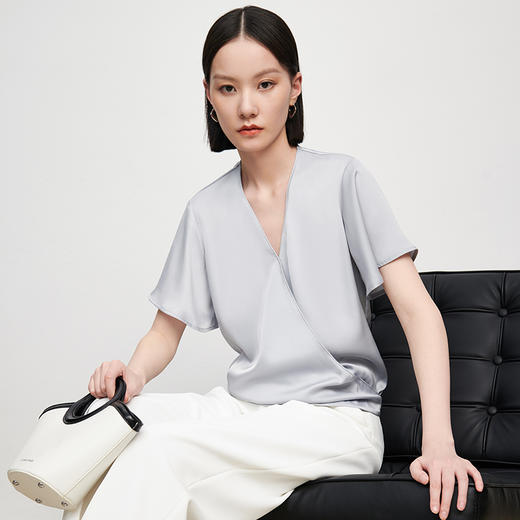 IN AND ON21273夏新款法式丝质V领飞袖上衣女气质简约纯色短袖衬衫 商品图6