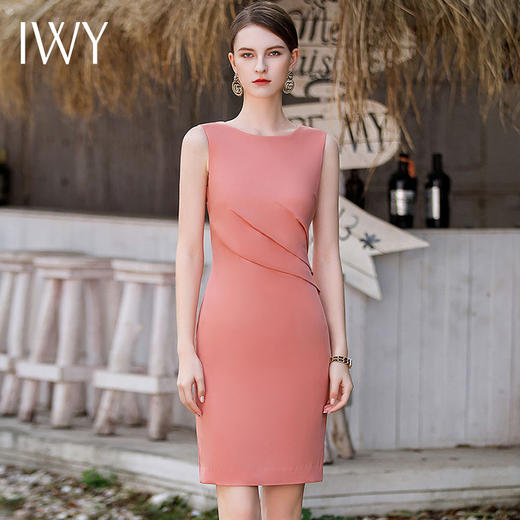 IWY/轻奢名媛职业连衣裙女夏季无袖打底内搭粉色高级感简单大方气质裙Q754 商品图2