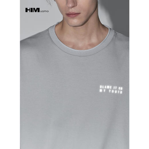 HIM漢崇 渐变灰卫衣男舒适微弹休闲圆领字母印花短袖T恤 2023春夏 商品图3