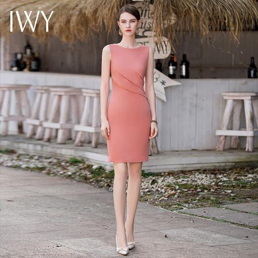 IWY/轻奢名媛职业连衣裙女夏季无袖打底内搭粉色高级感简单大方气质裙Q754 商品图3