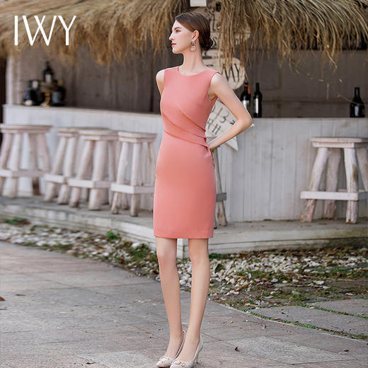 IWY/轻奢名媛职业连衣裙女夏季无袖打底内搭粉色高级感简单大方气质裙Q754 商品图4
