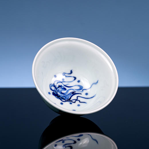 绿地、宫粉斗彩飞天仕女折沿杯 商品图5