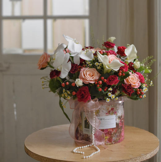 《她的花园》多头紫罗兰玫瑰朱小姐玫瑰蝴蝶兰马蹄莲抱抱桶 商品图0