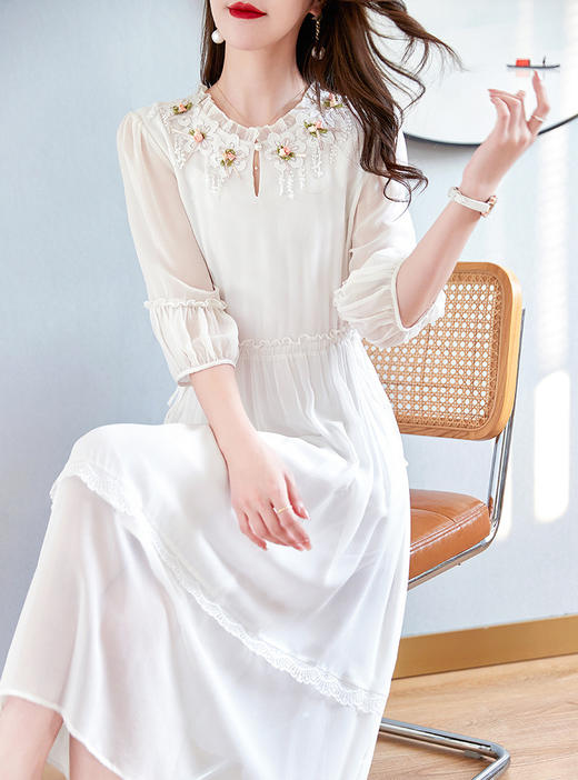 时尚气质，女绣花木耳边年轻款妈妈设计感桑蚕丝轻奢白色真丝连衣裙KQN-82399539 商品图5