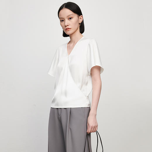 IN AND ON21273夏新款法式丝质V领飞袖上衣女气质简约纯色短袖衬衫 商品图4