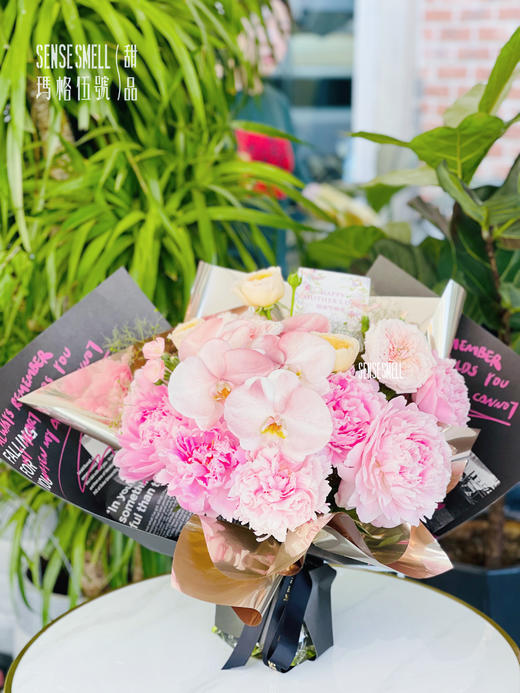 心中有爱（蝴蝶兰、芍药、玫瑰、康乃馨）——母亲节花束 商品图1