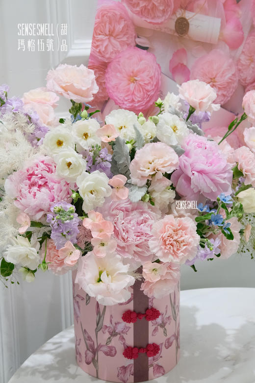 岁月不败美人（芍药、康乃馨、紫罗兰）——母亲节花束 商品图0