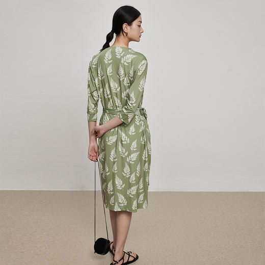 IN AND ON21867一片式裹身连衣裙2023夏季新款高级感气质碎花V领弹力法式裹身裙 商品图3