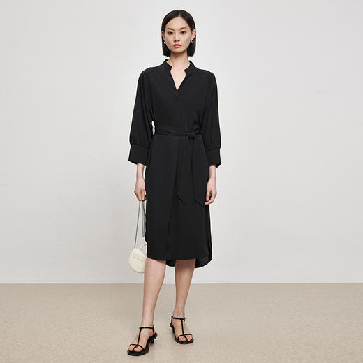 IN AND ON21881新款经典风衣式丝质连衣裙女宽松V领收腰中长裙 商品图1