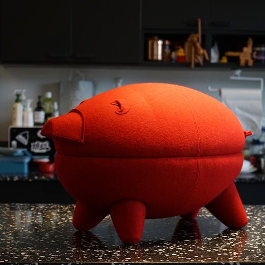 与光共舞 光头仔的游乐园 猪猪凳/茶几 布莱卡红羊绒款 商品图1