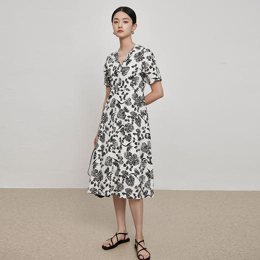 IN AND ON21784法式复古亚麻印花连衣裙女夏季中长款碎花高腰显瘦V领修身A字裙 商品图6
