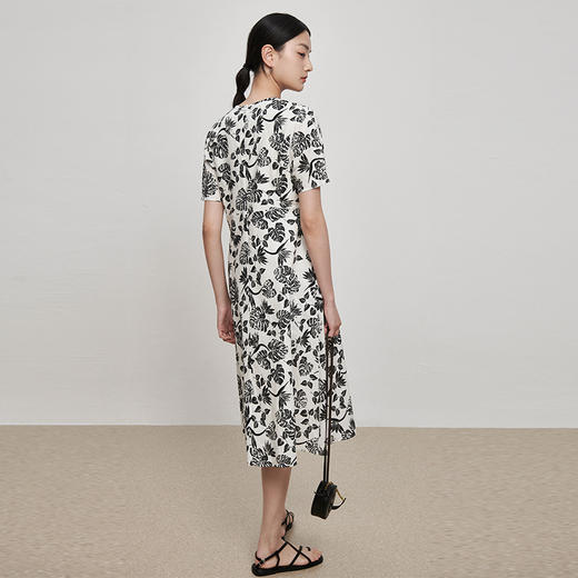 IN AND ON21784法式复古亚麻印花连衣裙女夏季中长款碎花高腰显瘦V领修身A字裙 商品图4